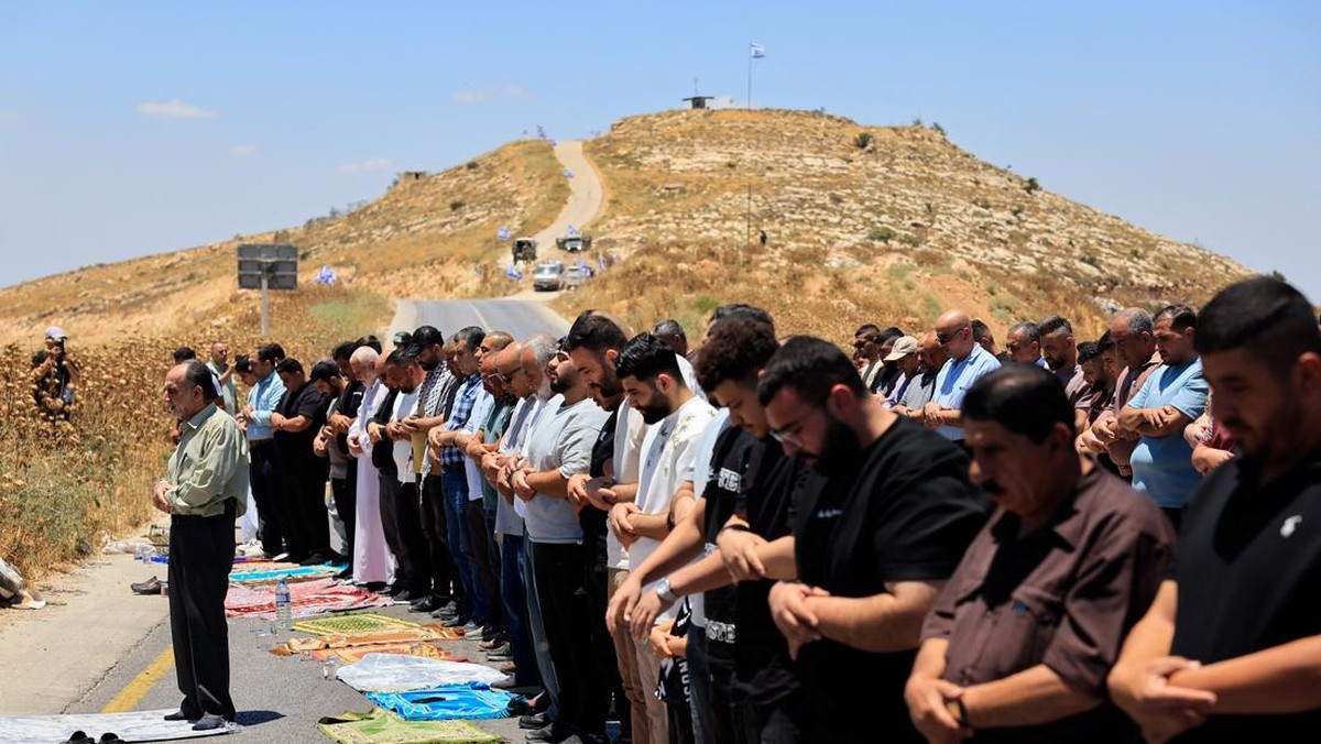Penampakan Warga Palestina Salat Jumat di Jalan-Aparat Israel Berjaga